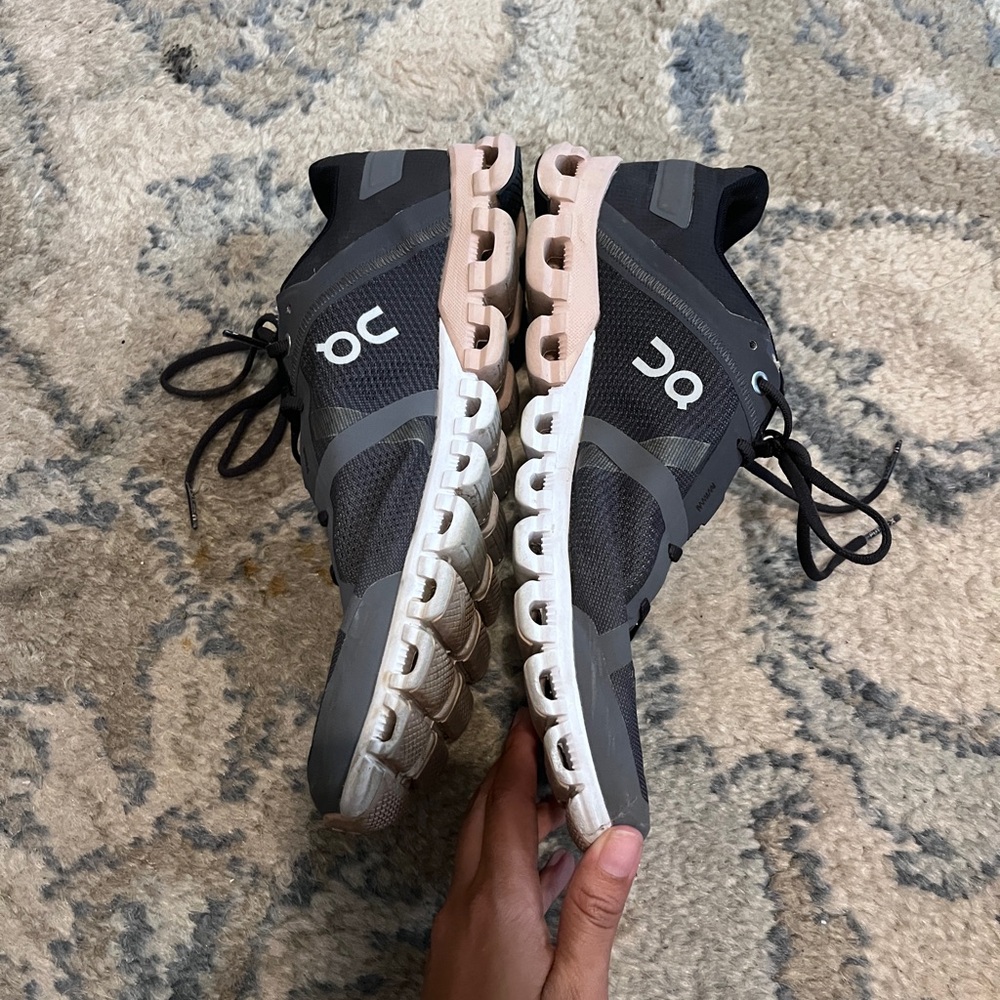 On Cloudflow Rock/Rose Running Shoe